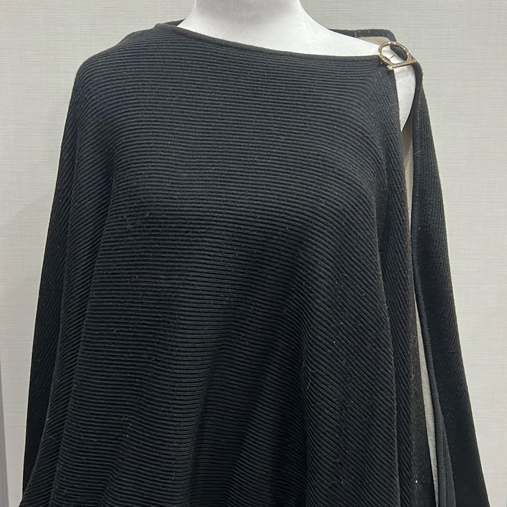 Salvatore FERRAGAMO cape in 100% virgin wool